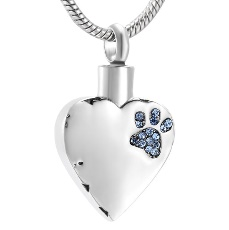 Silver heart metal jewelery necklace.